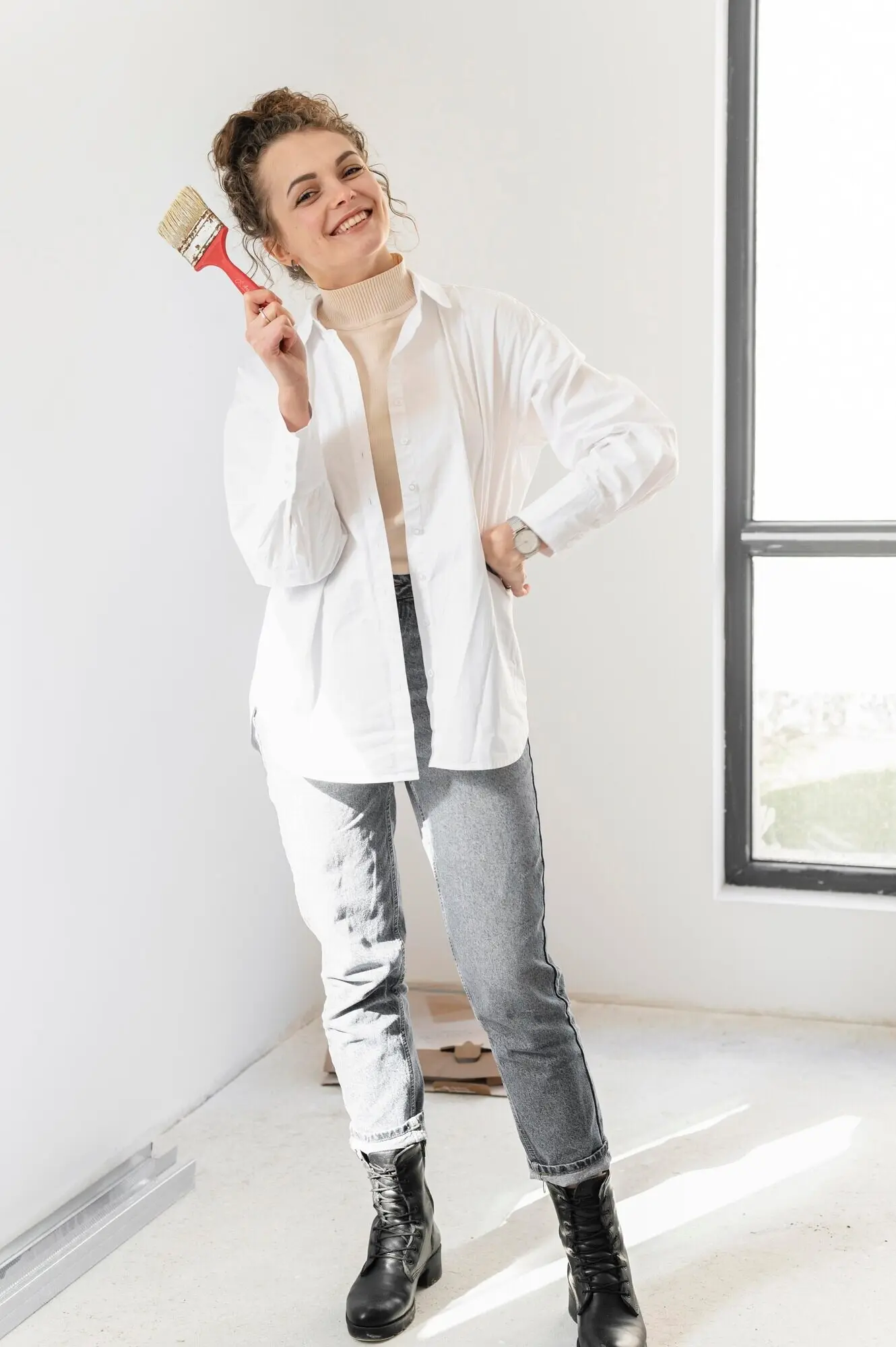 Lächelnde Frau, die eine Bürste hält, Ganzkörperaufnahme.