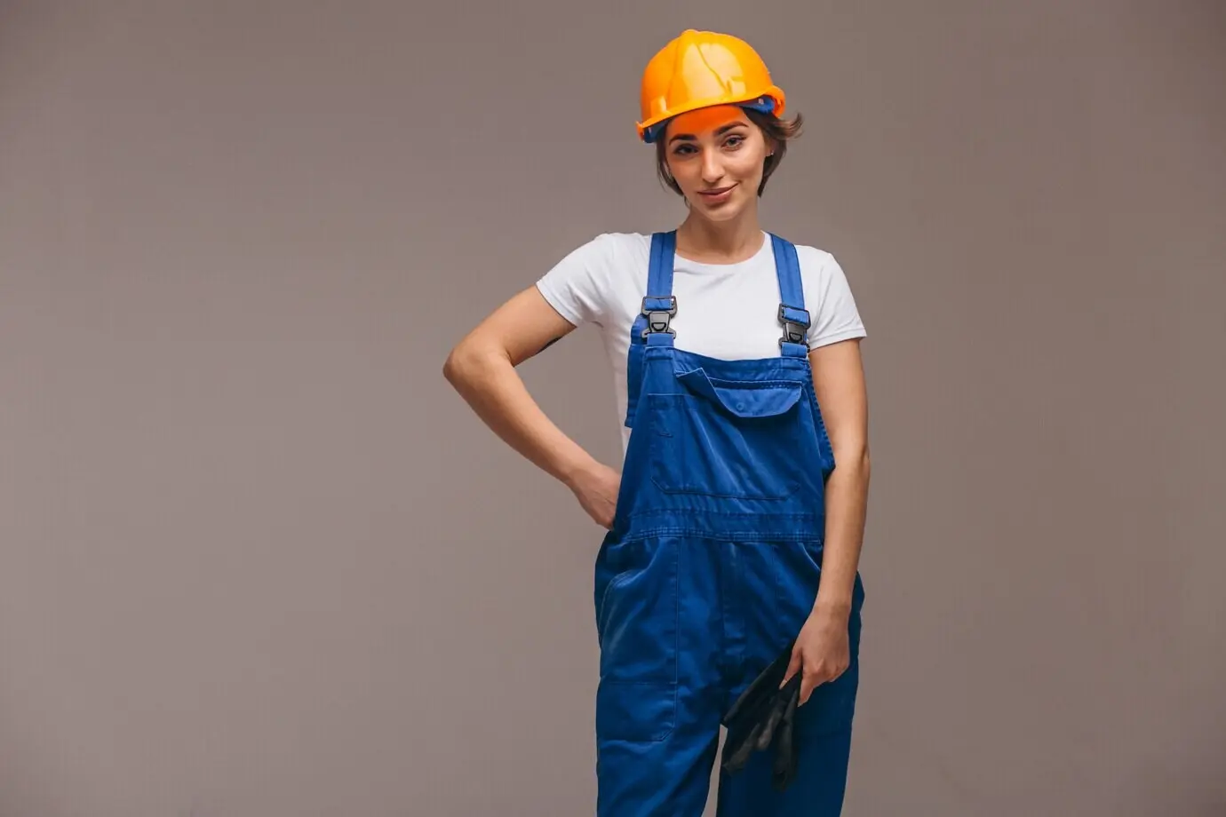 Handwerkerin mit Farbroller, freigestellt